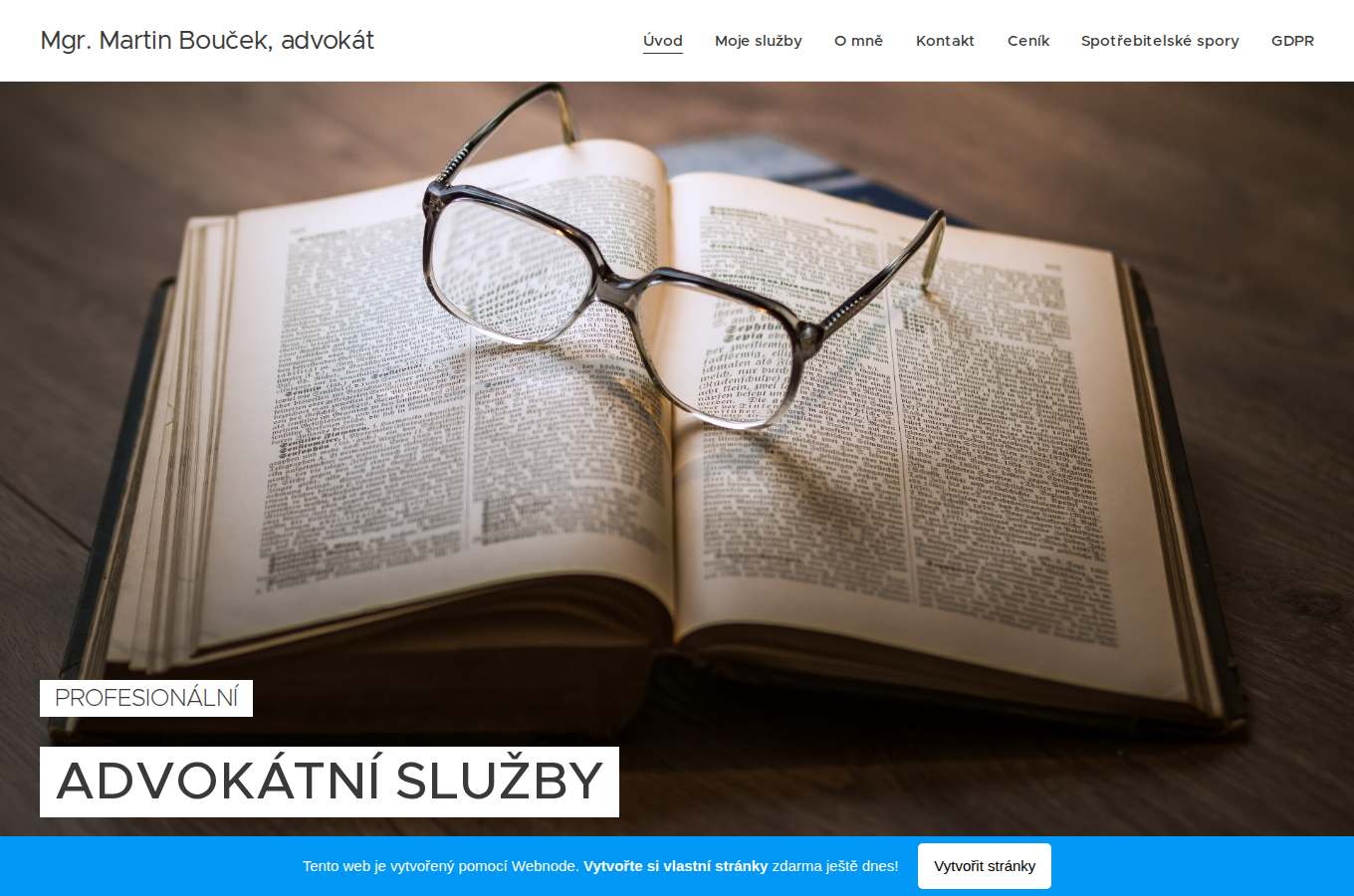 Současný web Advokátní kancelář Bouček na počítači